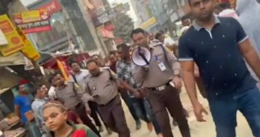 ‘কাউকে চাঁদা দেবেন না, এই দেখেন চাঁদাবাজকে ধরেছি’ : চাঁদাবাজকে ধরার পর ওসির মাইকিং