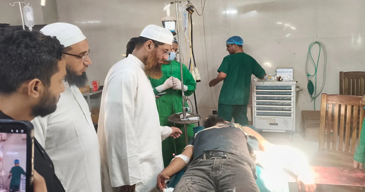 সন্ত্রাসীদের হামলায় আহত জুলাইযোদ্ধাকে দেখতে হাসপাতালে মামুনুল হক