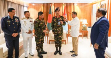 নতুন পিএসও মুশফিকুরকে র‍্যাংক ব্যাজ পরালেন প্রধানমন্ত্রী তারেক রহমান