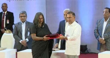 একুশে পদক প্রদান করলেন প্রধানমন্ত্রী