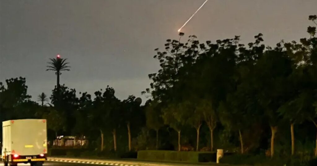 রাতে নতুন করে হামলা শুরু, বিকট বিস্ফোরণে কাঁপছে দুবাই