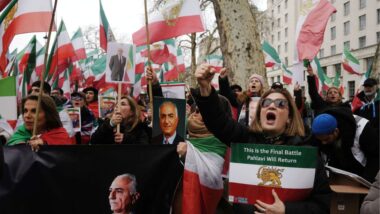 এবার ছাত্রদের নেতৃত্বে বিক্ষোভে উত্তাল ইরান