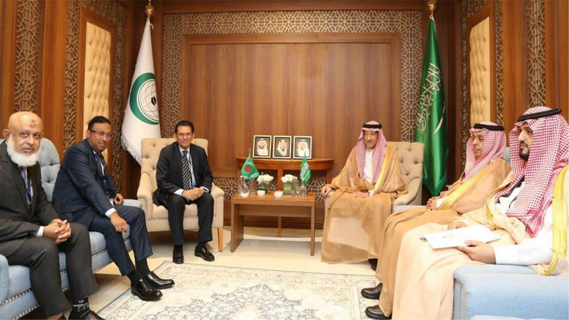 ওআইসির শীর্ষ নেতাদের সাথে পররাষ্ট্রমন্ত্রীর বৈঠক