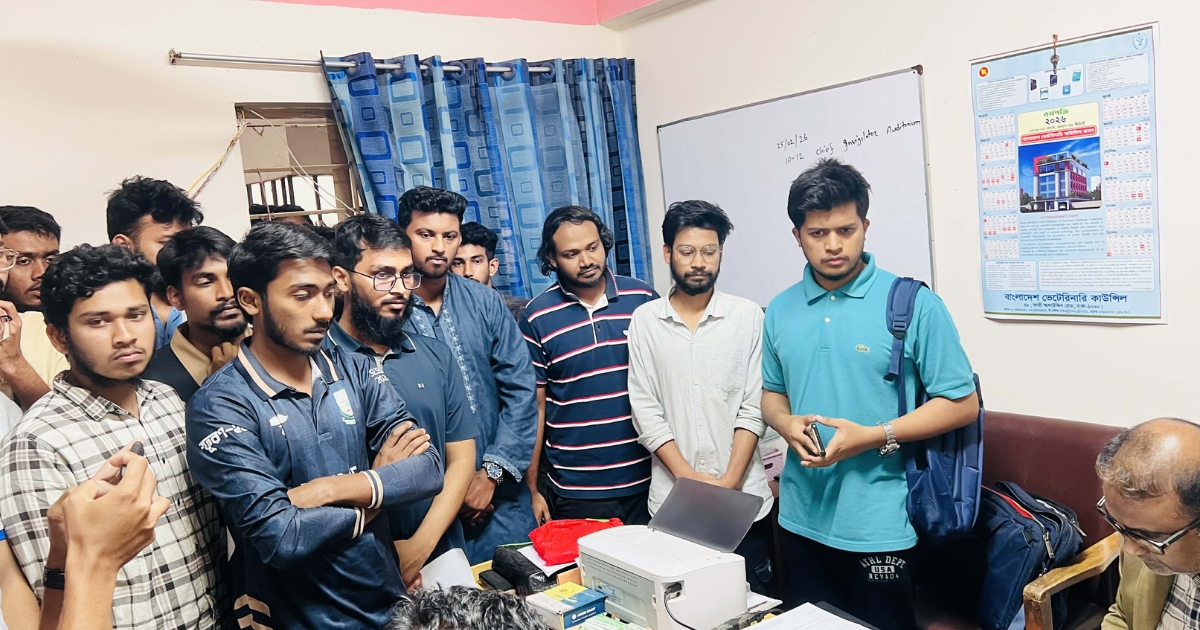 উচ্চ আদালতের রায়ে ডিভিএম পুনঃঅন্তর্ভুক্তির দাবিতে পবিপ্রবির ভর্তিকৃত ডিভিএম শিক্ষার্থীদের স্মারকলিপি