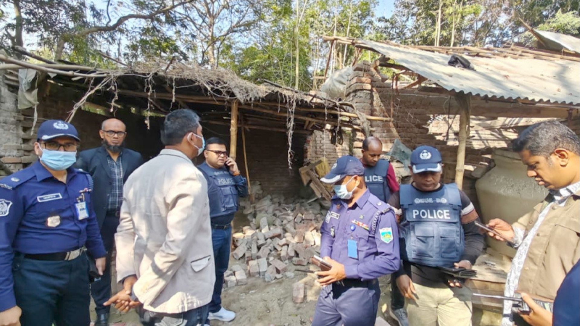 চাঁপাইনবাবগঞ্জে হাতবোমা তৈরির সময় বিস্ফোরণ, নিহত ২ 