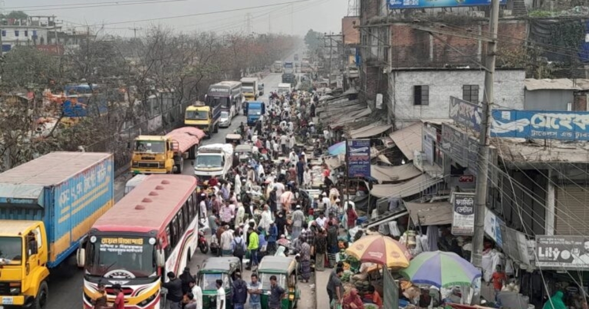 মৃত্যুফাঁদে পরিণত হয়েছে সুয়াগাজী বাজার : মহাসড়ক দখলমুক্ত করার দাবি এলাকাবাসীর