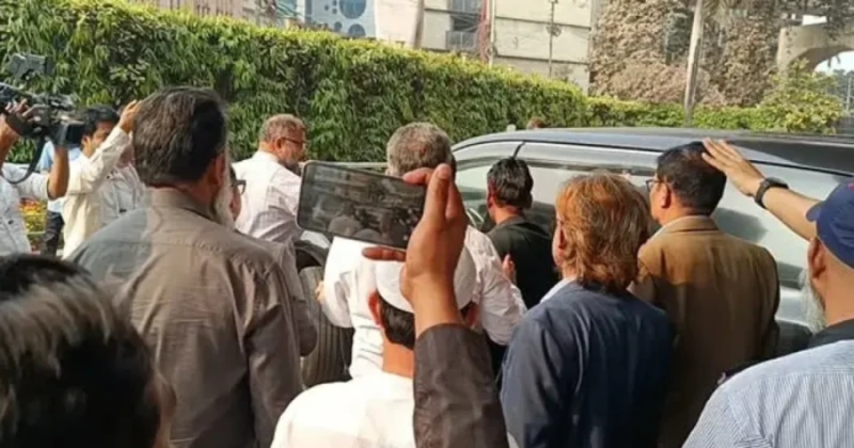 গভর্নরের উপদেষ্টাকে বের করে দিলেন বাংলাদেশ ব্যাংকের কর্মকর্তারা