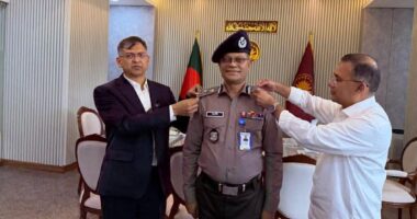 নতুন আইজিপিকে র‍্যাংক ব্যাজ পরিয়ে দিলেন প্রধানমন্ত্রী