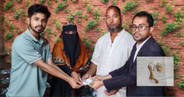 ২ মাসের চেষ্টায় মালিককে খুঁজে বের করে সোনার গহনা ফিরিয়ে দিলেন মুদি দোকানি