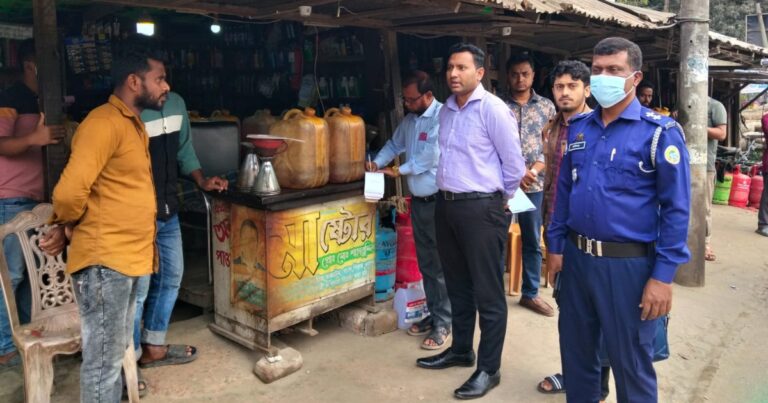 জ্বালানি তেলের দোকানে ভ্রাম্যমাণ আদালতের অভিযান ১০ হাজার টাকা জরিমানা