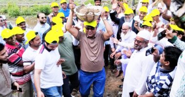 মাটির টুকরি মাথায় নিয়ে খাল খননের উদ্বোধন করলেন এমপি