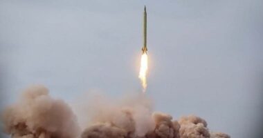 ই স রা ই লি সামরিক স্থাপনা লক্ষ্য করে একঝাঁক ক্ষে প ণা স্ত্র ছুড়ল ইরান