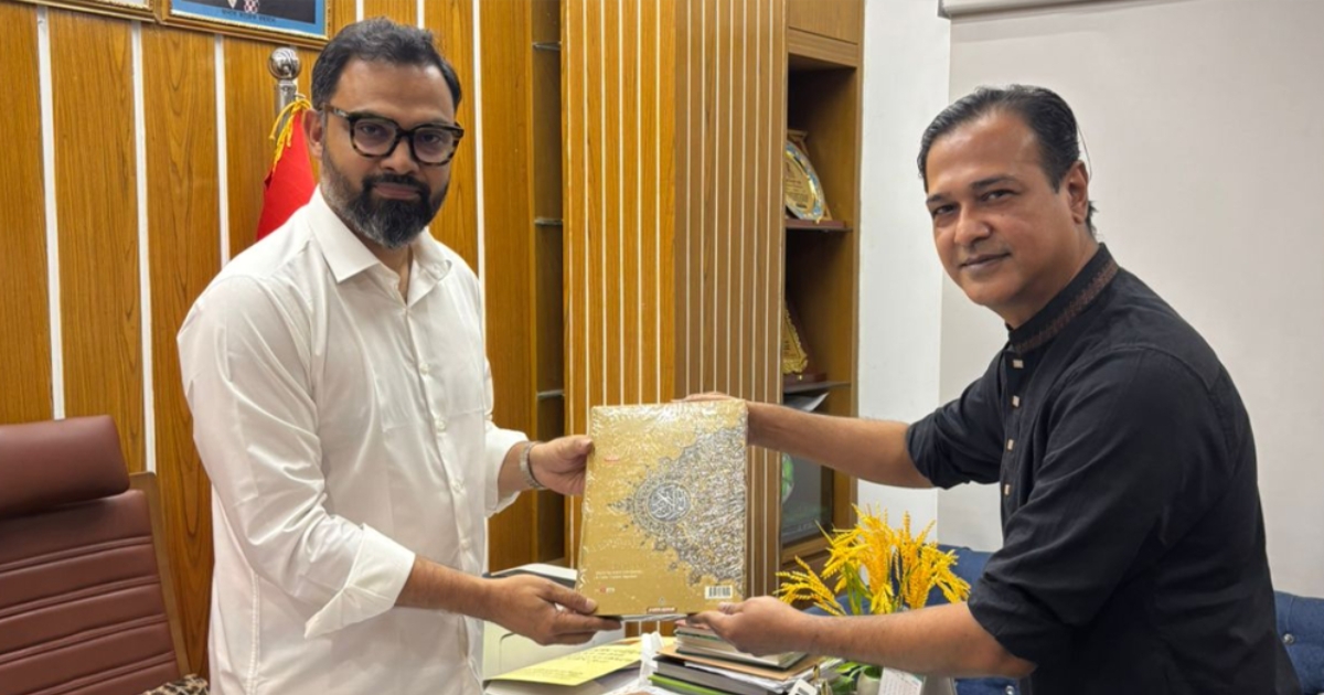 ক্রীড়া প্রতিমন্ত্রী আমিনুল হককে আসিফের পবিত্র কুরআন উপহার