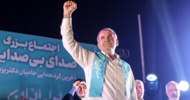 খামেনি হত্যার বদলা নিতে ‘সব শক্তি প্রয়োগ’ করার ঘোষণা ইরানের প্রেসিডেন্টের