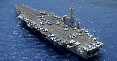 মার্কিন বিমানবাহী রণতরী আব্রাহাম লিংকনে ইরানের ক্ষেপণাস্ত্র হামলা