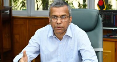 রাজনৈতিক চাপের কাছে নতিস্বীকার করব না : গভর্নর মোস্তাকুর রহমান