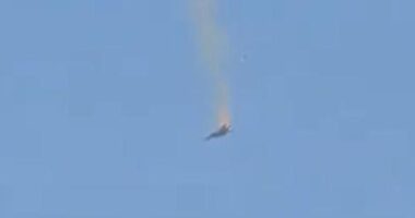 মিসাইলের আঘাতে বিধ্বস্ত মার্কিন এফ-১৫ ফাইটার জেট