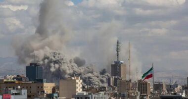 যুদ্ধের চেয়ে আত্মসমর্পণকেই বেশি ভয় পায় ইরান