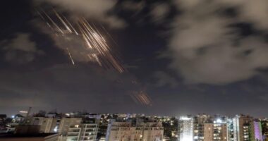 হামলার সঙ্গে সঙ্গেই পাল্টা জবাব দিলো ইরান, ইসরায়েলজুড়ে বাজছে সাইরেন