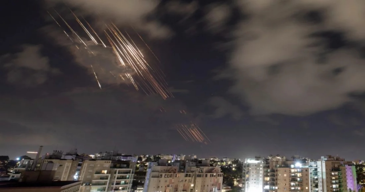 হামলার সঙ্গে সঙ্গেই পাল্টা জবাব দিলো ইরান, ইসরায়েলজুড়ে বাজছে সাইরেন