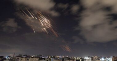 ইসরায়েলে ক্লাস্টার বোমা হামলা চালিয়েছে ইরান