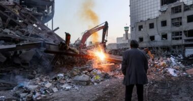 যুদ্ধের মধ্যেই ভূমিকম্প, সাইরেন আর বিস্ফোরণের শব্দের মাঝে কেঁপে উঠল দেশটির মাটিও