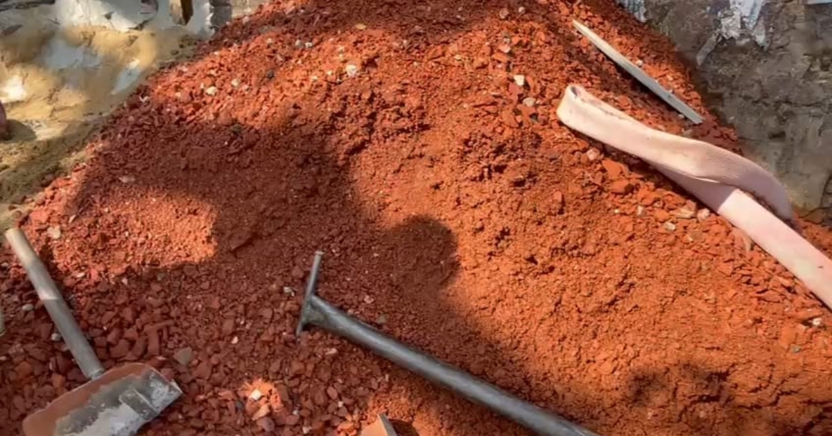 মুন্সিগঞ্জে ঢালাই কাজে নিম্নমানের উপকরণ ব্যবহারের অভিযোগ