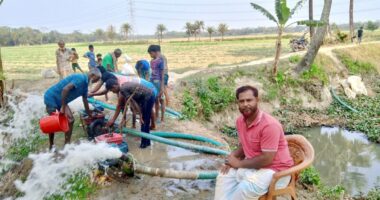 পানির সংকটে বিপর্যস্ত তরমুজ চাষে স্বস্তি, নিজ অর্থায়নে খালে পানি দিলেন ইউপি সদস্য