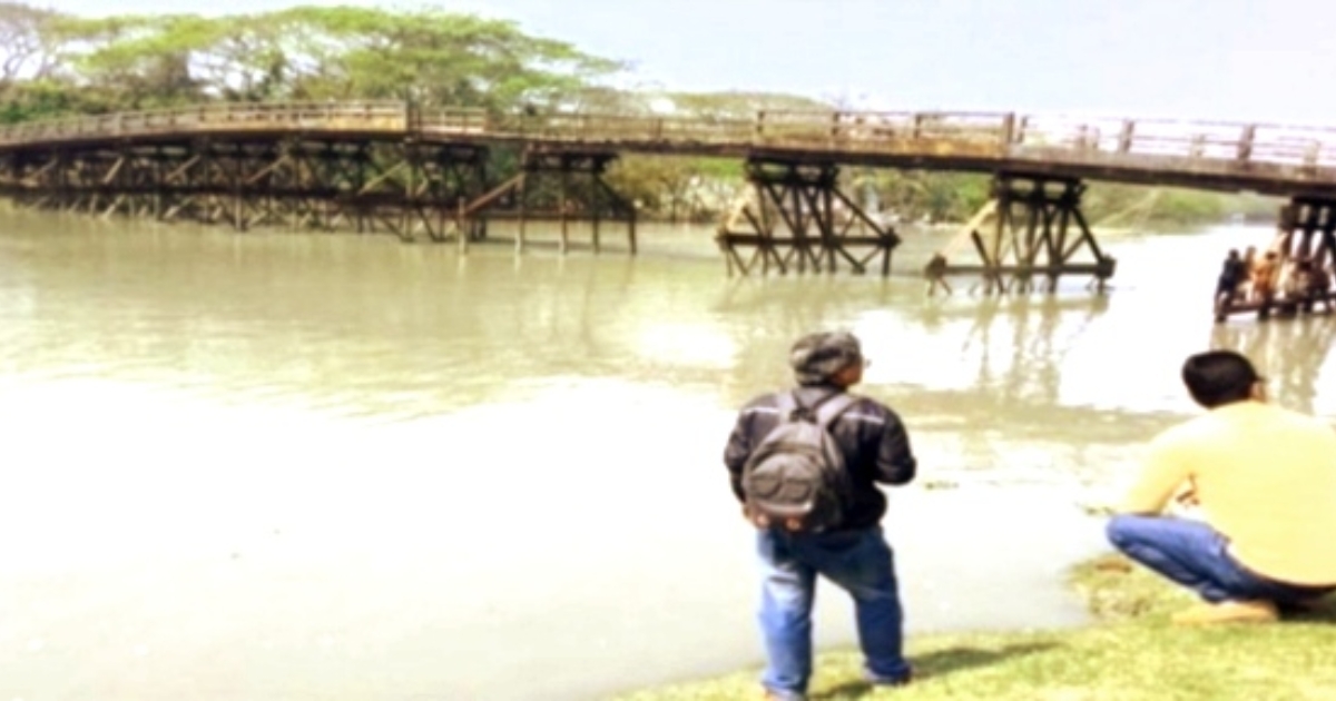 গলাচিপায় গজালিয়া-ডাকুয়া সংযোগ সেতুর বেহাল দশা, জীবনের ঝুঁকি নিয়ে পারাপার