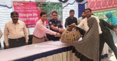 মনপুরায় ব্র্যাকের হাঁস বিতরণ কর্মসূচি, উপকৃত শতাধিক পরিবার