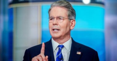 ইরানে এযাবৎকালের ‘বৃহত্তম বোমাবর্ষণ’ হবে আজ রাতে : মার্কিন অর্থমন্ত্রী