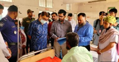 হঠাৎ হাসপাতাল পরিদর্শনে গিয়ে স্বাস্থ্যমন্ত্রী দেখেন কর্তব্যরত ডাক্তারের অর্ধেক অনুপস্থিত