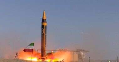 নতুন দফায় হাইপারসনিক ক্ষেপণাস্ত্র দিয়ে মার্কিন ঘাঁটিতে ইরানের হামলা