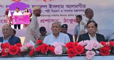 ঠাকুরগাঁওয়ে ৫৯০ দরিদ্র নারী পেলেন ‘ফ্যামিলি কার্ড’
