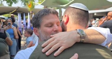 হিজবুল্লাহর হামলায় ইসরায়েলি অর্থমন্ত্রীর ছেলে আহত, ‘কলিজা ছিন্নভিন্ন’