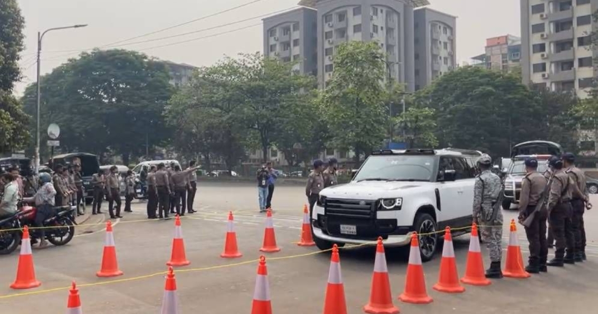 প্রথম অধিবেশনে যোগ দিতে সংসদে ঢুকছেন এমপিরা