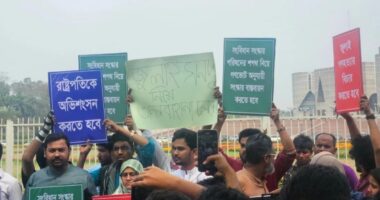 তিন দাবিতে প্ল্যাকার্ড হাতে সংসদ ভবনের সামনে এনসিপির অবস্থান