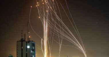 ইসরায়েলে বৃষ্টির মতো রকেট-ক্ষেপণাস্ত্র হামলা