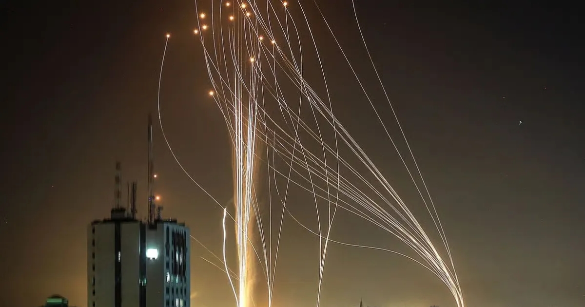 ইসরায়েলে বৃষ্টির মতো রকেট-ক্ষেপণাস্ত্র হামলা