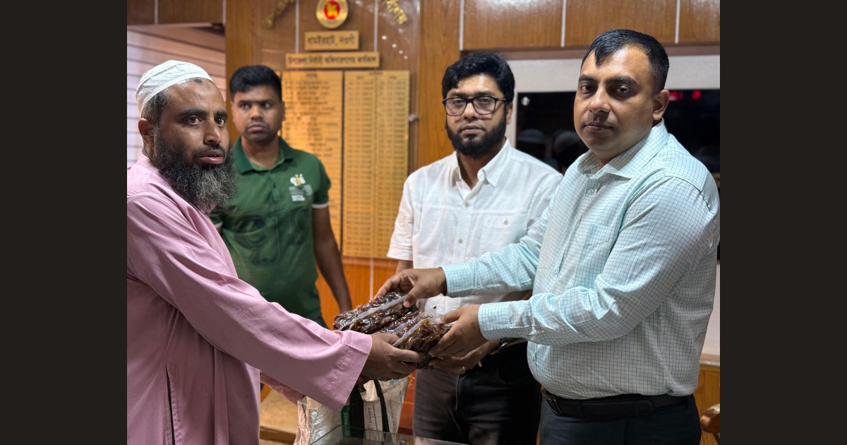 ধামইরহাটে সৌদির খেজুর পেল মাদরাসা ও এতিমখানা