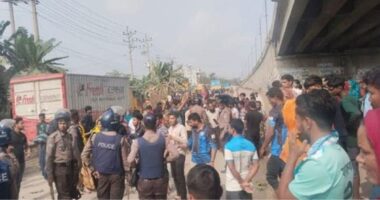 গাজীপুরে মহাসড়কে শ্রমিকদের বিক্ষোভ