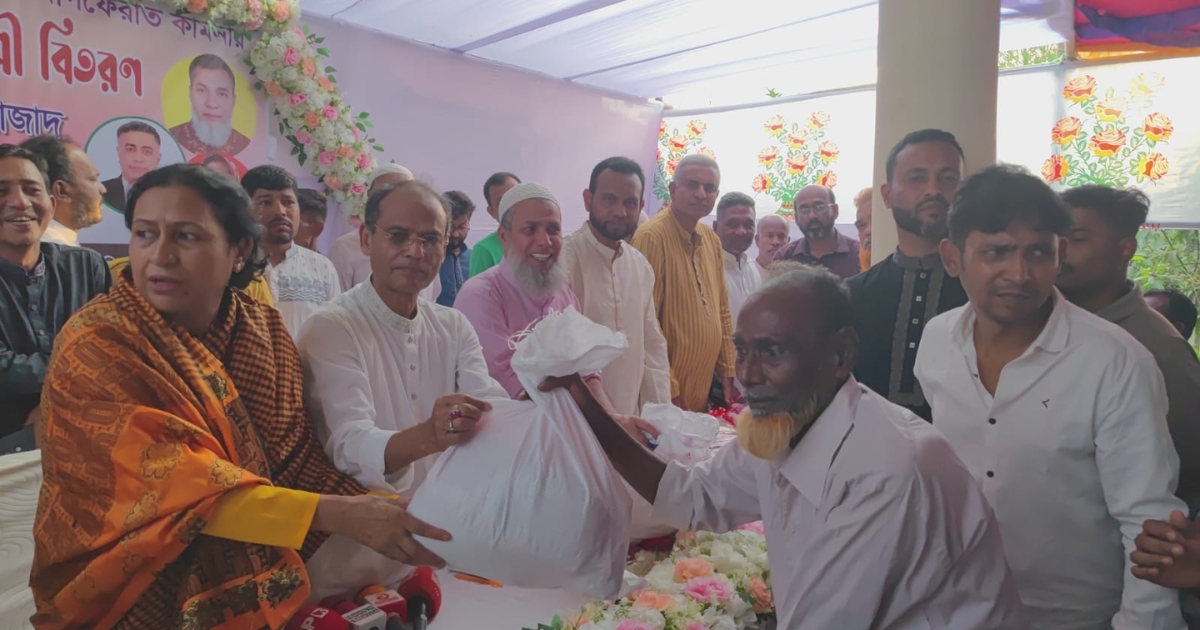 টঙ্গীবাড়ীতে খালেদা জিয়ার রুহের মাগফেরাত কামনায় দোয়া ও ঈদ সামগ্রী বিতরণ