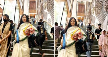 আড়ংয়ে ফ্রি ব্যাগ না পেয়ে ক্ষুব্ধ রুমিন ফারহানা, হাতে কাপড় নিয়ে শোরুম ত্যাগ