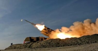 ইসরায়েলি সেনাদের লক্ষ্য করে হিজবুল্লাহর একের পর এক রকেট হামলা