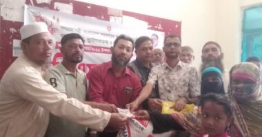 লালমোহন পৌরসভায় অসহায় ও দুস্থ পরিবারের মাঝে ভিজিএফ চাল বিতরণ