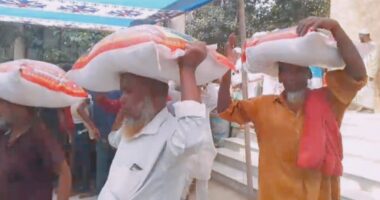 মুন্সিগঞ্জে সাখাওত হোসেন শেখের উদ্যোগে ১৭০০ অসহায় মানুষের মাঝে চাল বিতরণ