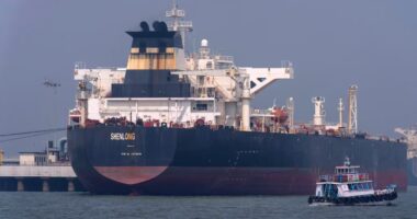 ভারতকে হরমুজ ছাড়ে তিনটি ট্যাংকার ফেরত চাইলো ইরান