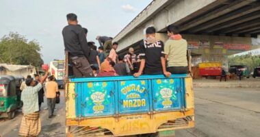 ঈদযাত্রার প্রথম দিনে ঘরমুখো মানুষের ঢল, বাস না পেয়ে কেউ কেউ ফিরছেন ট্রাকে