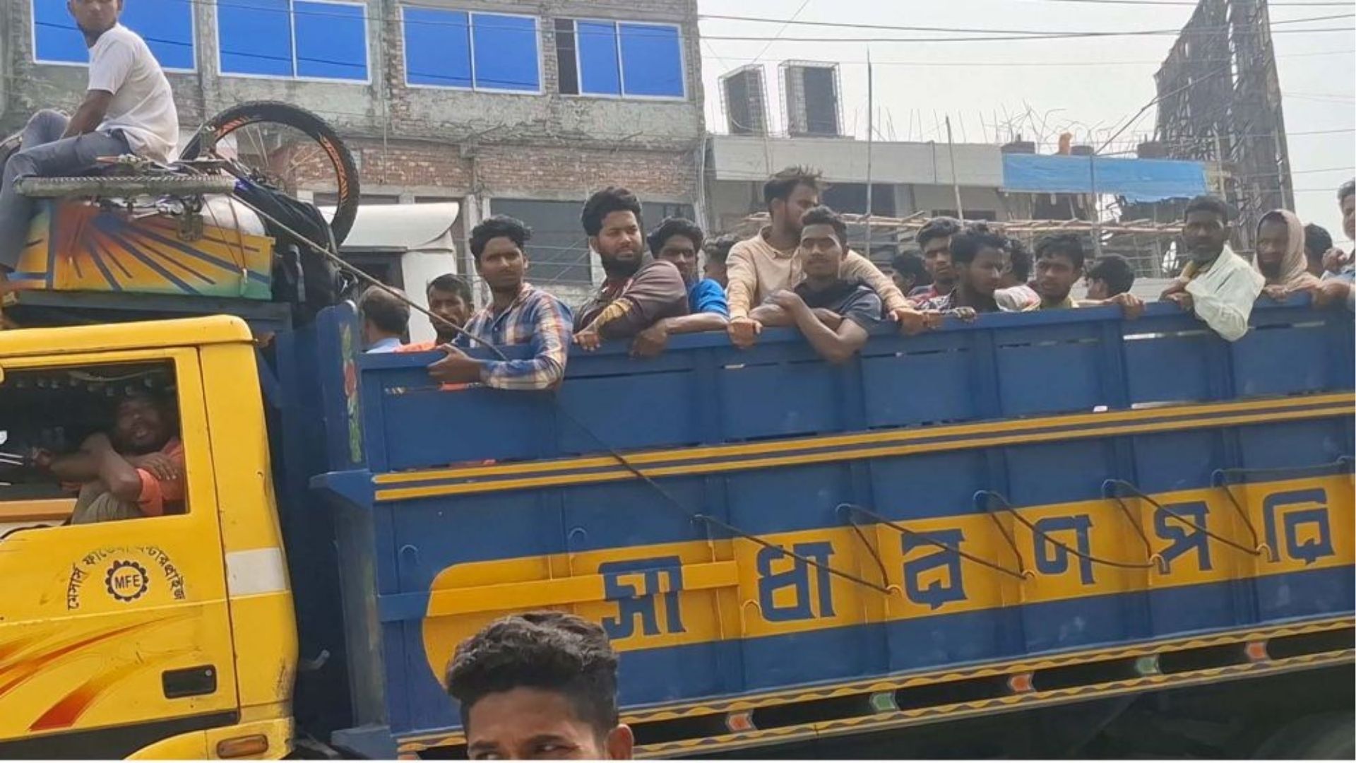 ঈদযাত্রায় গণপরিবহণ সংকট, ট্রাক-পিকআপে বাড়ি ফিরছে মানুষ