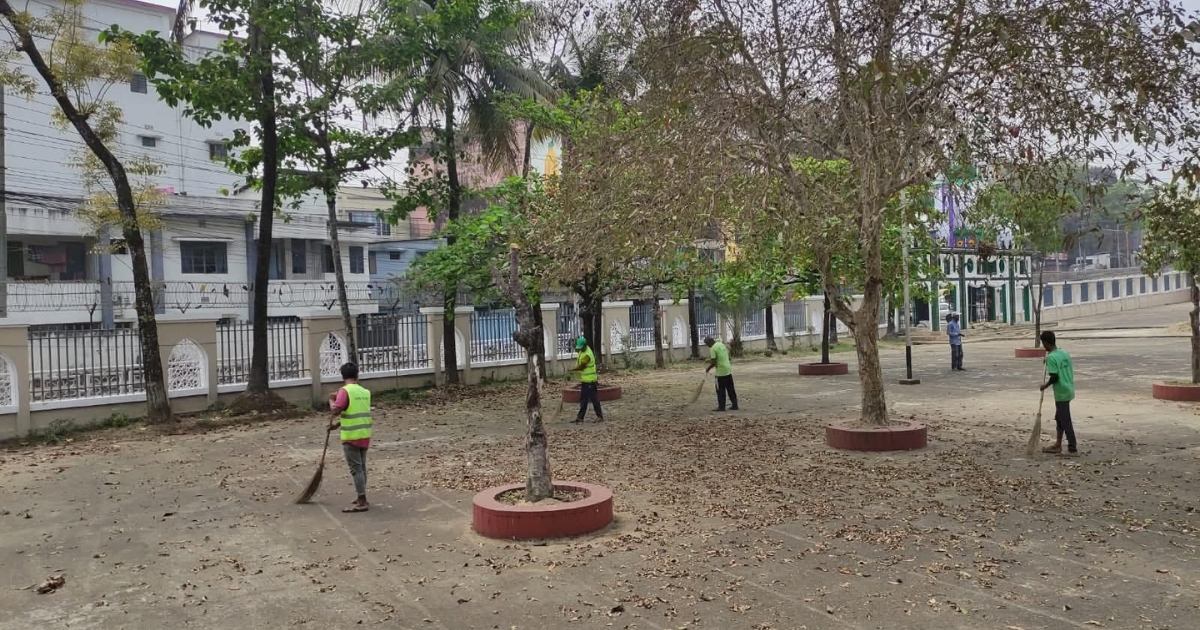 ঈদের জামাতের প্রস্তুতিতে সিলেটের কেন্দ্রীয় শাহী ঈদগাহ ময়দানে চলছে পরিষ্কার পরিচ্ছন্নতার কাজ